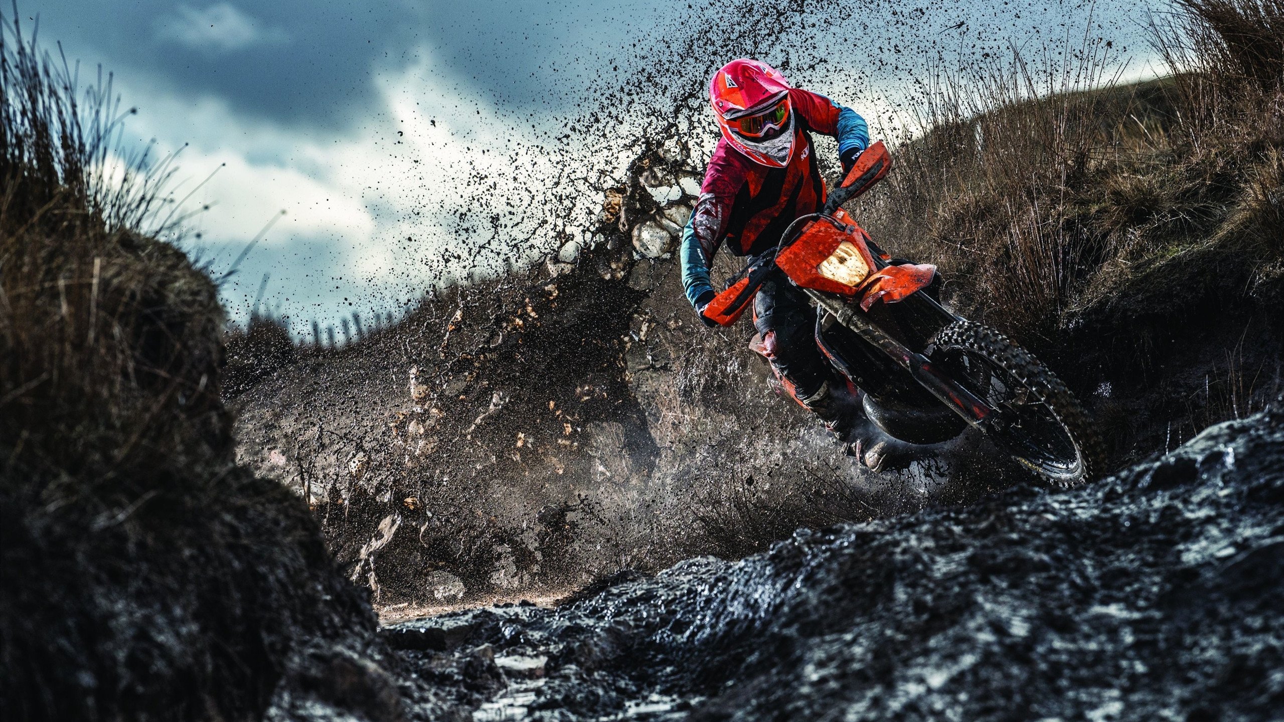 _水上摩托表演赛：速度与水花的极限角逐_，水上摩托车价格是多少